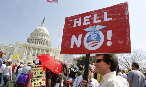  NEI FOR F..  Det var heftige demonstrasjoner i Washington D.C. mot helsereformen i hele helgen, ogs� mens den avsluttende debatten p�gikk i Representantenes hus. FOTO: REUTERS/SCANPIX.