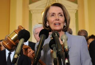  BLE HYLLET AV OBAMA:  Speaker Nancy Pelosi, demokrat fra California, ble hyllet av president Obama etter avstemmingen. Her viser hun klubba som ble brukt under behandlingen av den forrige store helsereformen i USA, i 1965. FOTO: EPA/