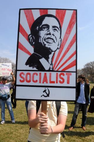  IKKE MENT SOM HEDER: : En demonstrant i Washington s�ndag med kommunistportrett av president Barack Obama.  FOTO: EPA/SCANPIX.