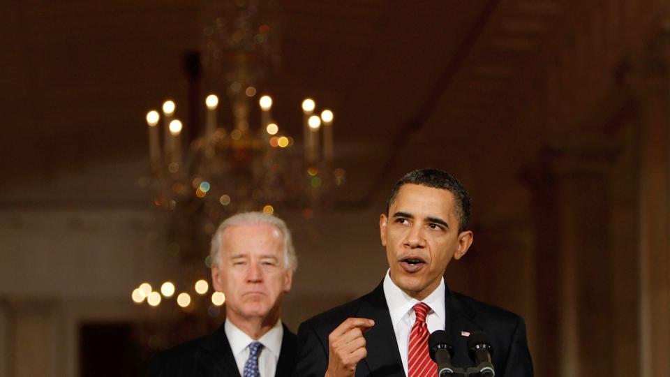 KONTROVERS: Biden og Obama kunne feire i natt. Men debatten raser etter helsereformavgj�relsen. Foto: EPA/Alex Wong/Scanpix