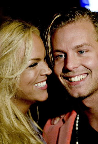 IKKE BEKYMRET: - Jeg skal jo ikke bli prest eller noe, sier deltakeren Karoline Berget om jobbmulighetene etter Paradise. Her med Daniel Hamnes. Foto: Torbj�rn Gr�nning  / Dagbladet