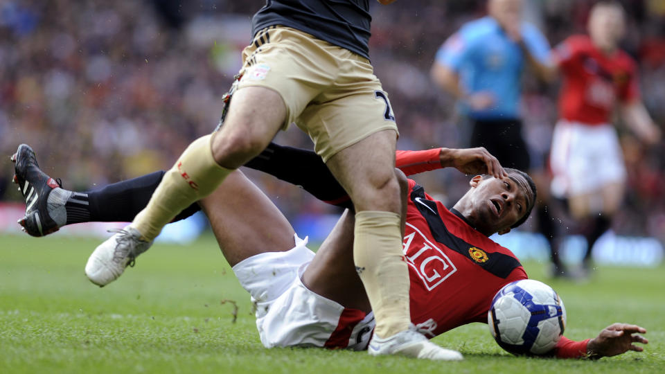FALLER RART: Liverpool-sjef Rafa Benitez mener at Antonio Valencia selv fikset fallet som gjorde at United kunne utlikne p� strafferetur. Foto: REUTERS/Russell Cheyne