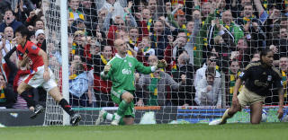 SEIERSM�LET: Park Ji-Sung stupheadet inn 2-1. Foto: REUTERS/Russell Cheyne