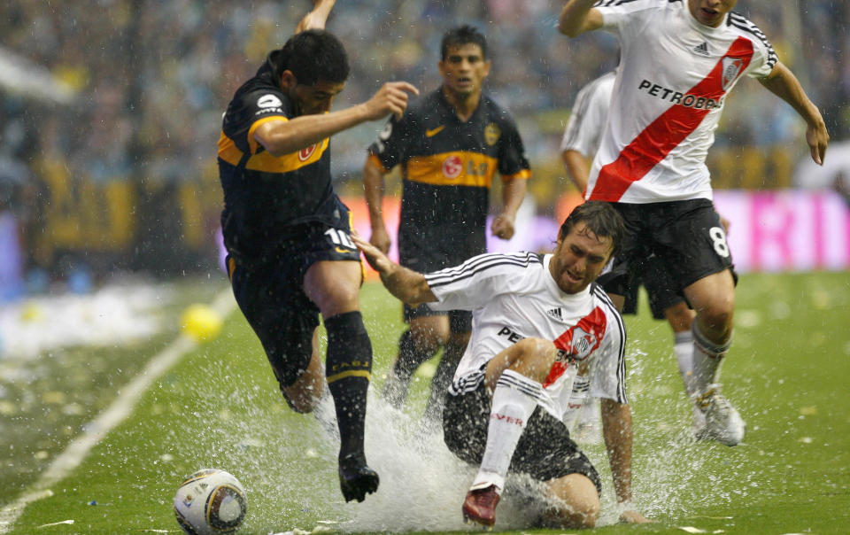 UMULIGE SPILLEFORHOLD: �Superclasico� mellom Boca Juniors - her ved Juan Roman Riquelme (t.v.) - og River Plate - her ved Oscar Ahumada - m�tte stoppes etter bare ni minutter p� grunn av voldsomt regnv�r i Buenos Aires.Foto: SCANPIX/AP Photo/ Eduardo Di Baia