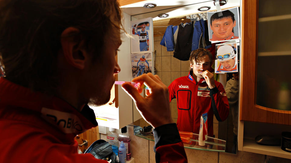 RYDDER SPEILET FOR SOMMEREN: Men etter sommerkos med poker og rulleski kommer Marcus Hellner og de andre rivalene opp p� speilet igjen, hjemme hos Petter Northug i Mer�ker.

Foto: ARNT E. FOLVIK