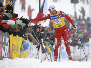SHOWMAN: Northug tok nesten alle tilskuerne i handa, men noe svensk flagg fikk han ikke med seg.Foto: SCANPIX/REUTERS/Anders Wiklund