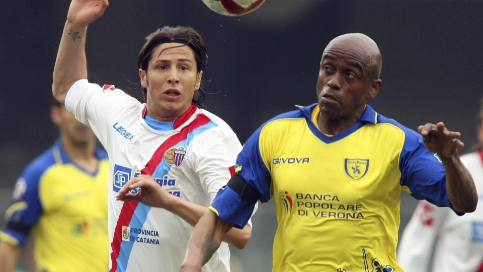 STOPPET SPILL: Flere spillselskaper stoppet spill p� kampen mellom Lucianos Chiveo og Marco Biagiantis Catania i helgen etter unormalt h�ye innsatser p� uavgjort i kampen som endte 1-1.Foto: SCANPIX/ AP Photo/Franco Debernardi