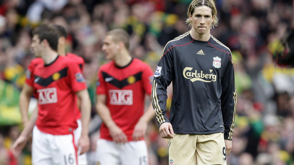 FIKK GULT KORT: Fernando Torres ble ikke straffet for sparket mot krittmerket, seinere i kampen p�dro han seg gult kort for en takling. Foto: AP/Jon Super