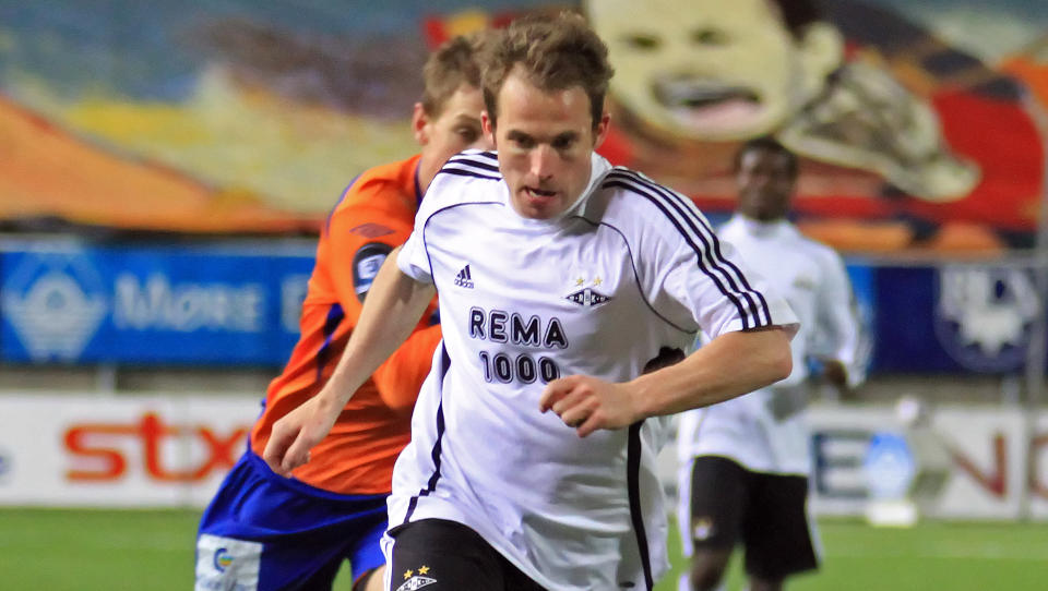 SLITER MED L�RTR�BBEL: Morten Moldskred sliter med stivhet i baksiden av l�ret, og m� st� over kveldens tippeligam�te mot Start p� Lerkendal.Foto: Digitalsport