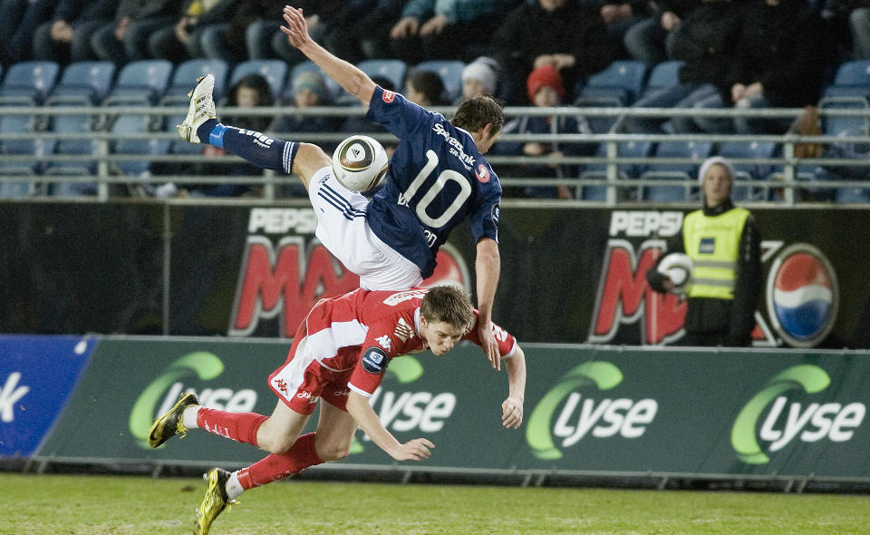 HARD MEDFART: Brann - her ved Birkir S�varsson - har f�tt en vanskelig start p� �rets tippeligasesong. Mot Viking var det helsvart da bergenserne ble sendt hjem med ydmykende 0-4 i bagasjen.Foto: Digitalsport