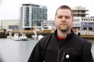 STAFETT:Gaute Wahl, leder i folkeaksjonen oljefritt Lofoten, Vester�len og Senja, har satt i gang stafetten med � erkl�re private omr�der for oljefrie soner. Foto: Hans Arne Vedlog.