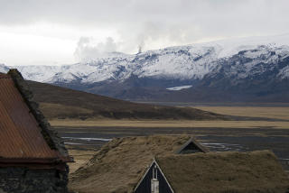 SYNLIG: Flere Dagbladet har snakket med på Island har kunnet se vulkanutbruddet med sine egne øyne. Foot: AFP PHOTO/HALLDOR KOLBEINS/SCANPIX SYNLIG: Flere Dagbladet har snakket med på Island har kunnet se vulkanutbruddet med sine egne øyne. Foot: AFP PHOTO/HALLDOR KOLBEINS/SCANPIX