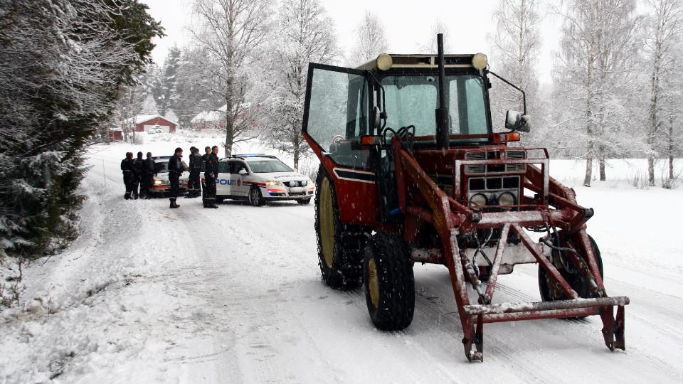 TRAKTORSTOPP: Doningen gikk tom for bensin og politiet slapp derfor � ta i bruk en st�rre veisperring lenger ned p� denne veien. To menn ble p�grepet etter at de hadde kj�rt med politiet i h�lene i cirka �n time og torpedert en politibil. Foto: Dan �sen Hansen