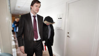 P� VEI INN I RETTEN: Den tiltalte Steinkjer-mannen (48) og hans forsvarer John Christian Elden (til venstre) p� vei inn i rettssalen i �stersund tingsrett. FOTO: Johan Axelsson, �stersundsposten
