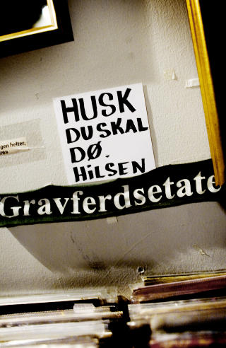 Veggpryd: Mye kuri�st er � finne p� veggen i butikken Neseblod. Her er en p�minnelse.