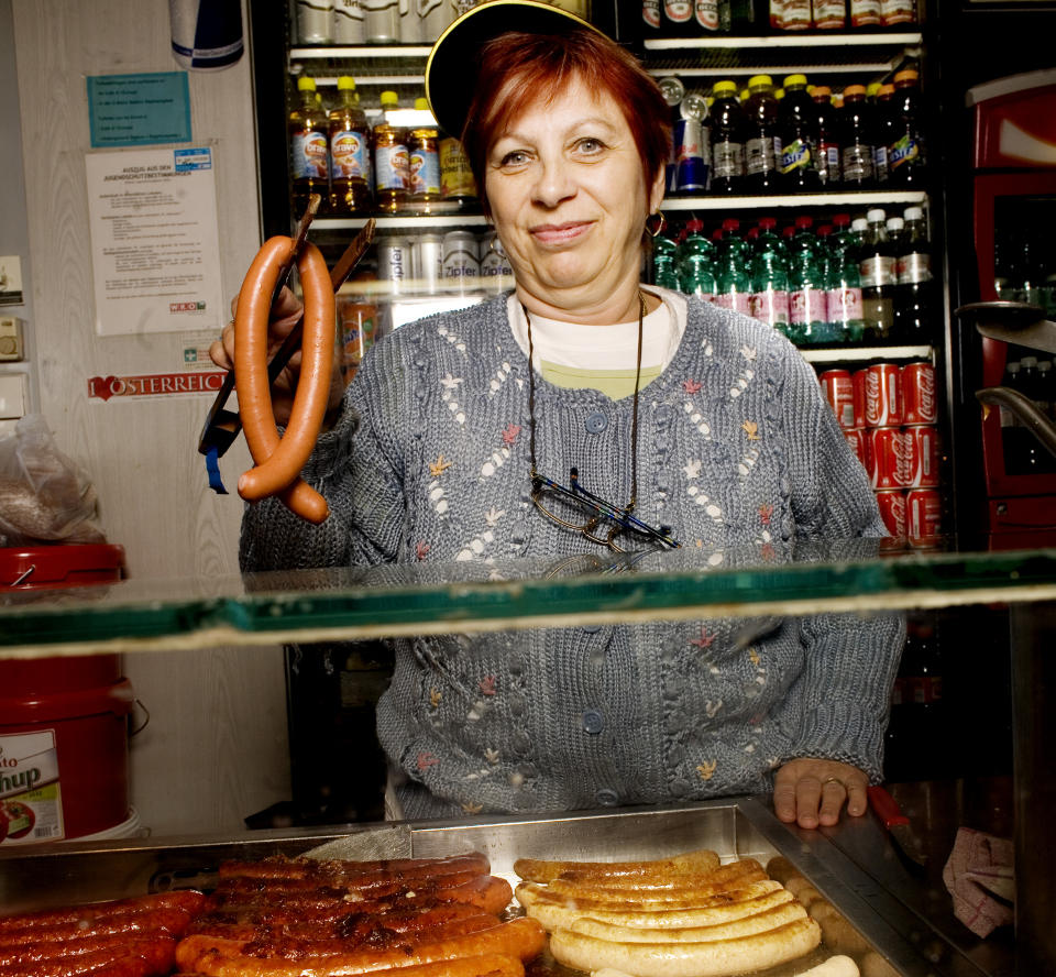 EN WIENER FRA EN WIENER: - �sterrikerne spiser ostep�lse, turistene wienerp�lse, sier Pauline Bettesch som har solgt p�lser fra denne boden i 19 �r. Foto: Linda N�sfeldt