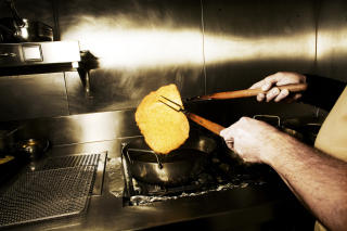 Wienertempo: P� Figlm�ller tar det 20 sekunder � steke en schnitzel i tre panner med olje. 40 000 liter olje g�r med hvert �r.