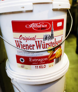 Wienervennlig: Ketsjup og sennep h�rer med. Her ei b�tte med ti kilo ketsjup.