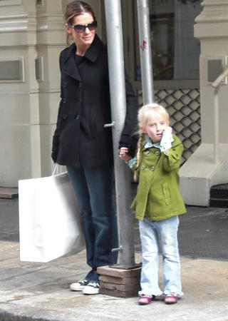 MER ENN EN STEMOR: Slik beskriver Sandra Bullock (45) forholdet til Sunny (6). Bullock har ikke egne barn. Foto: STELLA PICTURES