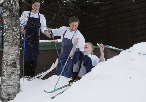 SKITURISMENS VUGGE:  I Tuddal tar du p� deg skiene ved husveggen. Einar Zakk�us Gurholt mellom kokken Anette Solvik (22) fra Skien og kokkel�rling Hege Sl�tta Thomsen (18) fra Vinje.