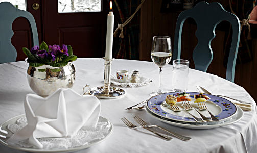 DAMASK: Hvite duker og dekket�y med Telemarkdesign.