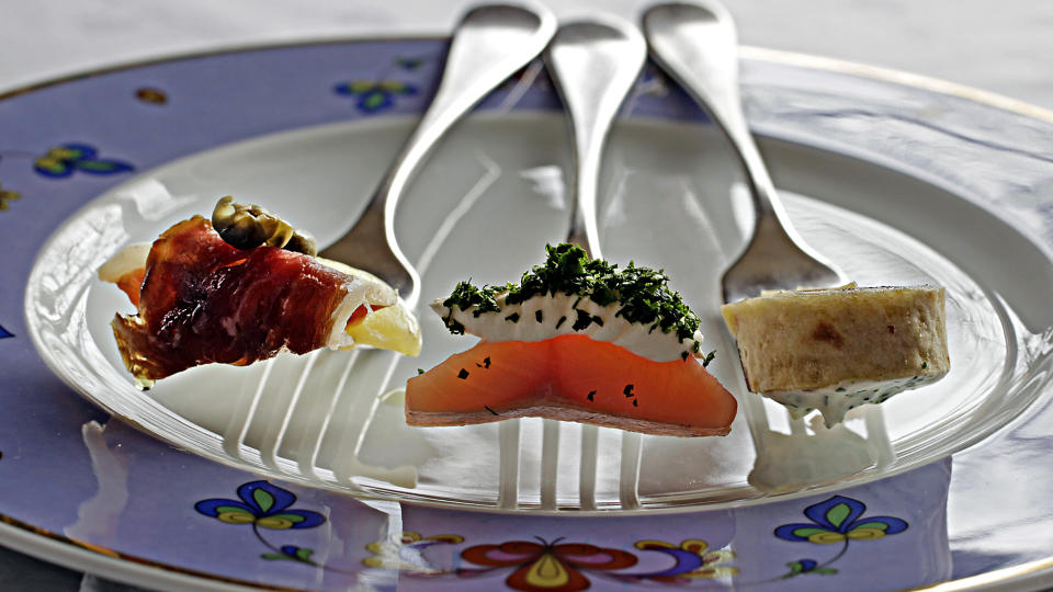 TYGG: Tre godbiter p� gaffel. Rakfisk fra Tuddal med r�mme og persille. Fenal�r fra Tuddal med potet og kaprs.Lefserull med speket hjort fra Sauland. Alle foto: Ole C. H. Thomassen