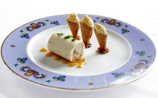 DESSERT: Multemousse i hvitsjokolade og multeiskrem i cognacflarn med gr�nnpepper-dryss.