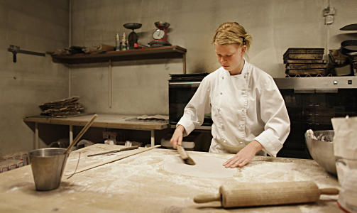 LEFSE: Hege Sl�tta Thomsen i gang med lefsebaking.