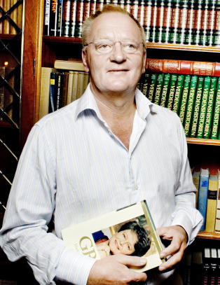 �Ungdom graver etter mat i s�ppelcontaineren�