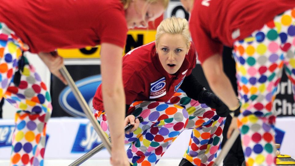 FEM TAP P� SEKS KAMPER: Skip Linn Githmark og de andre norske curlingsjentene er et stykke unna � kopiere klovneguttas suksess fra OL. Men buksene vekker i hvert fall oppsikt. Foto: AP Photo/The Canadian Press,Michael Burns