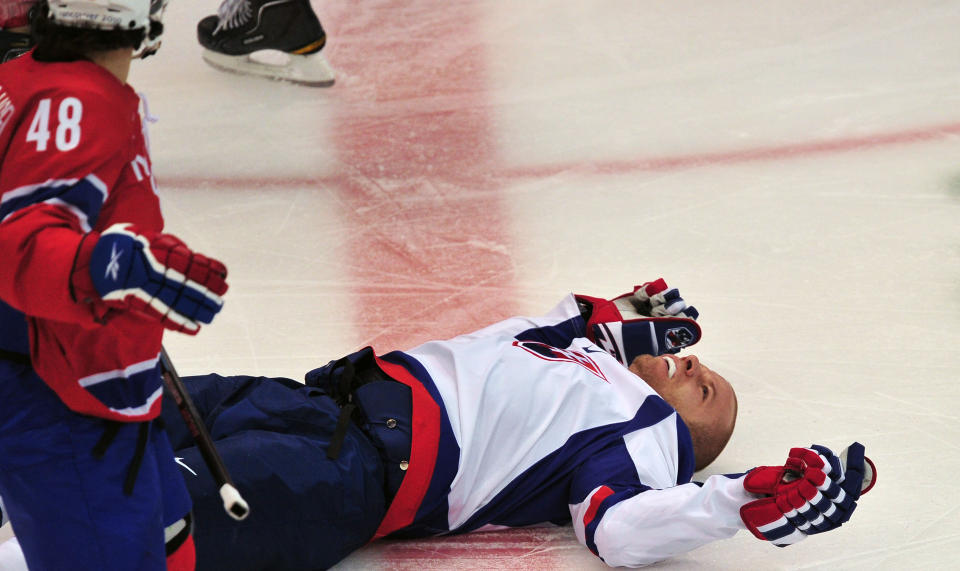 SKREKKTAKLING: Ole-Kristian Tollefsens albuetakling sendte slovaken Lubos Bartecko rett i isen da Norge m�tte Slovakia i OL. N� har Det internasjonale ishockeyforbundet opprettet disiplin�rsak mot Tollefsen.Foto: SCANPIX / AFP PHOTO / CRIS BOURONCLE