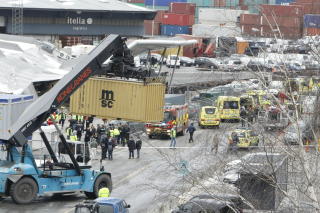 FULL ALARM: Et stort antall ambulanser ble sendt til havneomr�det. Foto: Heiko Junge / SCANPIX