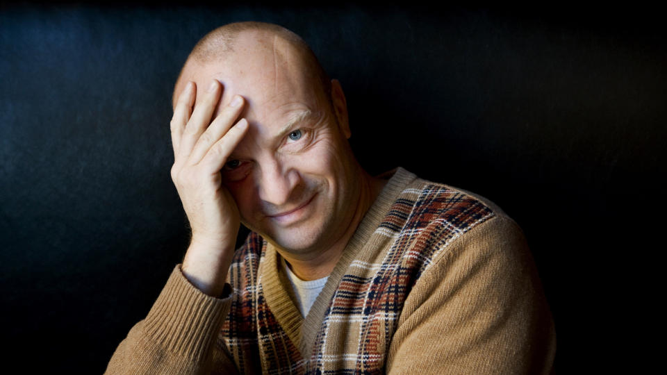 SUKSESS: Den svenske komikeren Jonas Gardells �Mennesker i solen� er blitt satt opp i en rekke land siden premieren i 1997. N� blir stykket norsk film.  Foto: Berit Roald / Scanpix