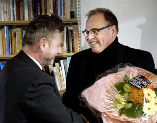 OVERSATT: Tomas Espedals er blitt oversatt til en rekke spr�k. Her ser vi forlegger Morten Moi (t.h.) i Gyldendal, som gratulerer Espedal med Kritikerprisen.