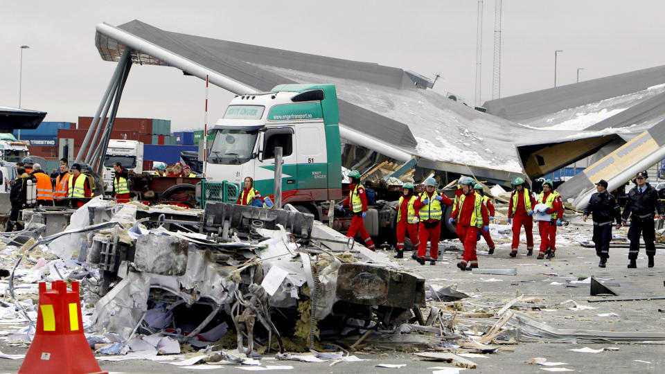 TOGKATASTROFEN:  Tre personer mistet livet og tre ble alvorlig skadd da 16 godstogvogner traff kaianlegget p� Sjurs�ya i Oslo i 100 kilometer i timen. Foto: Heiko Junge / SCANPIX
