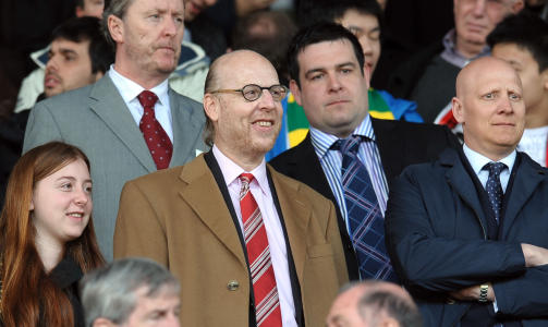 UPOPUL�RE: Den amerikanske Glazer-familien, her ved Manchester Uniteds styreformann Avram Glazer (nr. tre f.v.), er mildt sagt upopul�re blant klubbens supportere.Foto: SCANPIX/AFP PHOTO/PAUL ELLIS