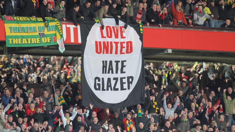 H�YLYTTE PROTESTER: Protestene mot Manchester Uniteds amerikanske eiere har tiltatt i b�de styrke og omfang. N� gj�r Glazer-familien et fors�k p� � blidgj�re publikum p� Old Trafford ved � holde billettprisene uendret neste sesong.Foto: SCANPIX/EPA/MAGI HAROUN