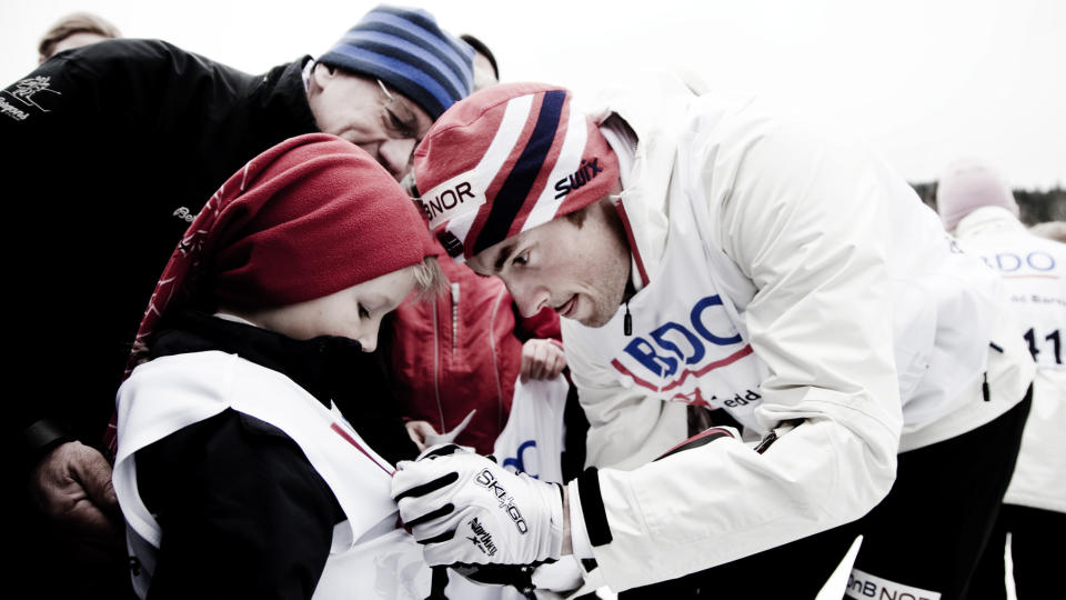 VAR P� BARNESKIRENN: Petter Northug delte i dag ut medaljer og stilte i dag opp p� bilde med cirka 180 unger som deltok p� barneskirenn i S�rkedelen. For ikke � snakke om alle autografene han skrev...   Foto: SVEINUNG U. YSTAD/Dagbladet