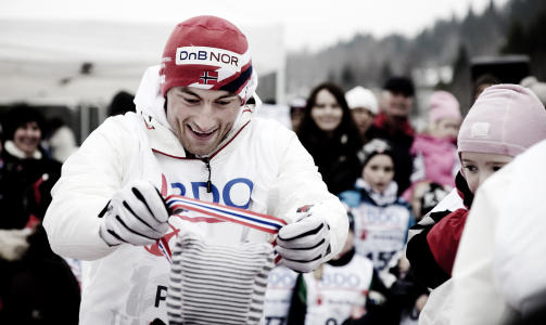 I GODT HUM�R: Petter Northug er kanskje sliten b�de mentalt og fysisk etter en lang og suksessrik sesong, men det s� ikke slik ut p� barneskirennet i S�rkedalen. Foto: SVEINUNG U. YSTAD/Dagbladet