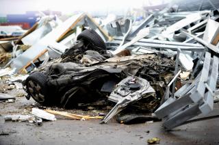 SMADRET:  Godstogvognene dro med seg flere biler f�r de raste inn i terminalbygget p� Sjurs�ya.  Foto: Thomas Rasmus Skaug