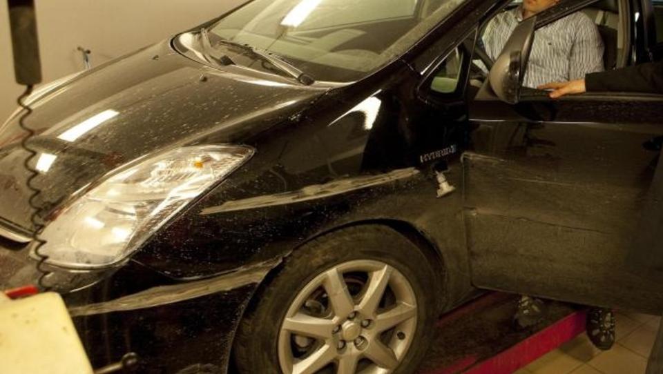 S�R TVIL OM FART: Dette er Toyota Priusen som havnet i autovernet utenfor Lillesand torsdag for to uker siden. Vegdirektoratet f�r ikke de sm� skadene p� bilen til � stemme overens med eierens forklaring om en hastighet p� 176 km/t. FOTO:TORBJ�RN BERG/DAGBLADET