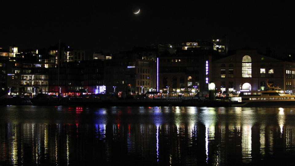 M�RKLAGT OSLO: Earth Hour har ikke effekt, mener R�d Ungdom.Foto: Scanpix