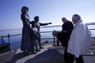 SISTE REIS: Monumentet p� brygga i Cobh visualiserer at Cork var utreisehavn for tallrike emigranter og deporterte fanger - og 123 passasjerer p� Titanics jomfrutur. Foto: Eivind Pedersen