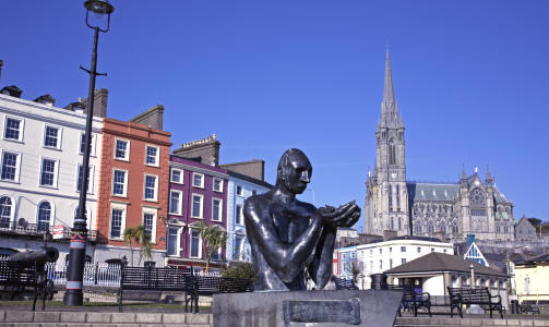 FARGER: Kirka i Cobh st�r p� en h�yde som sies � v�re den bratteste �sen i hele Irland. Den ligger uansett sv�rt vakert til. Foto: Eivind Pedersen