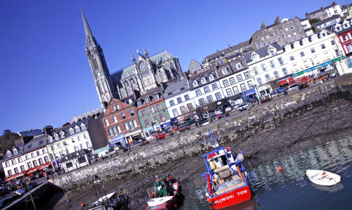 H�YDEFORSKJELLER: Tidevannsforskjellene er store - og ved lavvann ligger fiskeb�tene p� grunn i havnen i Cobh. Foto: Eivind Pedersen