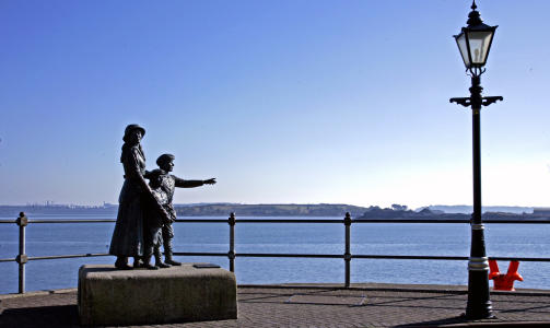 UTREISE: Monumentet p� brygga symboliserer at via Cork havn reiste flere millioner irer som enten emigrerte - eller ble sendt ut som fanger. Foto: Eivind Pedersen