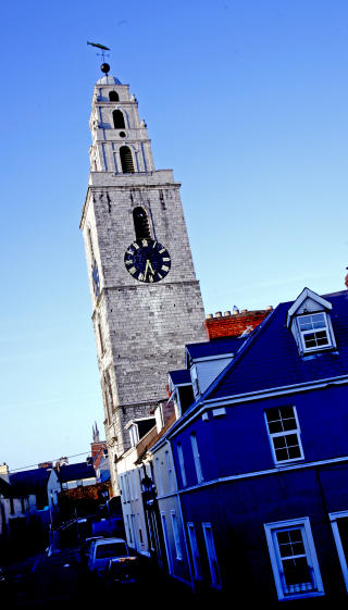 LAKS P� TAKET: Ingen problem � finne  St. Anne's Church - det er bare � g� etter laksen i v�rhanen! I klokket�rnet kan du selv spille av hjertens lyst. Foto: Eivind Pedersen