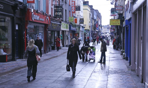 SHOPPING: I Cork finner du et s�rdeles livlig shoppingmilj�. Ta gjerne avstikkere til sidegatene. Der ligger tallrike spesialforretninger. Foto: Eivind Pedersen