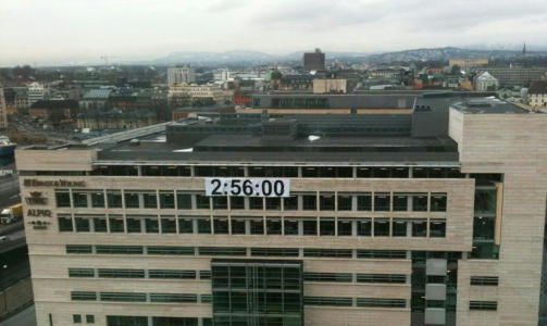 BANNER-SP�K: Konkurrenten Ernst og Young klistret opp et kjempebanner p� fasaden med vinnertiden.
