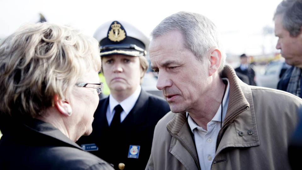 UVIRKELIG:  Knud Vang Nielsen (57) m�tte i dag samferdselsminister Magnhild Meltvit Kleppa p� ulykkesstedet.  - Alt som kan gj�res vil n� bli gjort for � finne ut hva som skjedde, og for at en slik ulykke ikke skal skje igjen, lovet Kleppa.  Foto: Sveinung Ystad